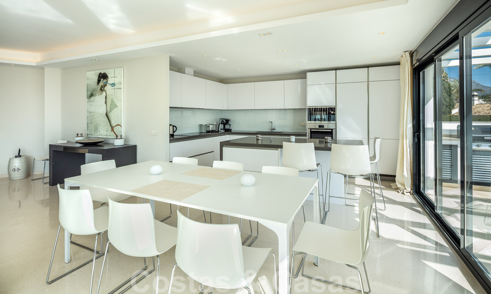 Villa de luxe espagnole à vendre avec une architecture méditerranéenne contemporaine située au cœur de la vallée du golf de Nueva Andalucia à Marbella 51223