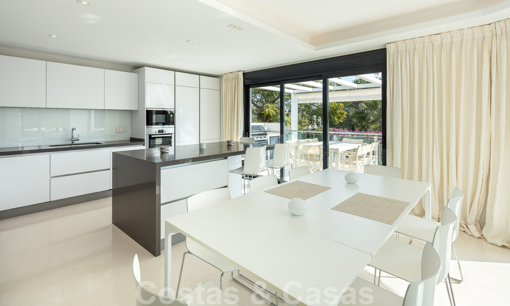 Villa de luxe espagnole à vendre avec une architecture méditerranéenne contemporaine située au cœur de la vallée du golf de Nueva Andalucia à Marbella 51224