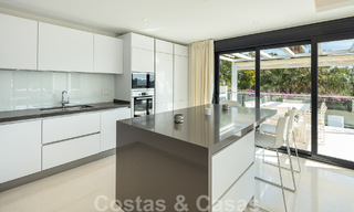 Villa de luxe espagnole à vendre avec une architecture méditerranéenne contemporaine située au cœur de la vallée du golf de Nueva Andalucia à Marbella 51225 