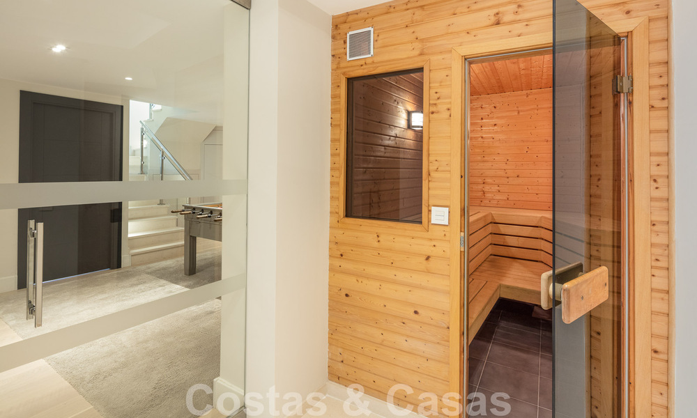 Villa de luxe espagnole à vendre avec une architecture méditerranéenne contemporaine située au cœur de la vallée du golf de Nueva Andalucia à Marbella 51233