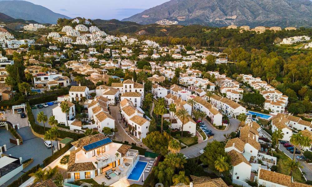 Villa de luxe espagnole à vendre avec une architecture méditerranéenne contemporaine située au cœur de la vallée du golf de Nueva Andalucia à Marbella 51237