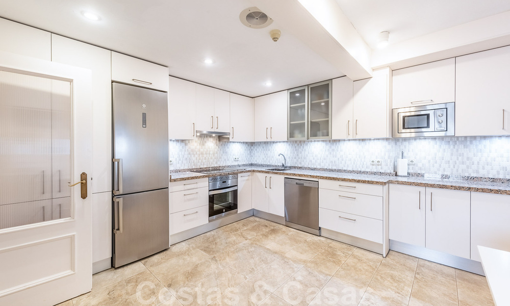 Appartement de 3 chambres à vendre dans un complexe fermé en bord de mer à quelques pas de la plage à San Pedro, Marbella 51174