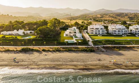 Villa design exclusive à vendre sur une plage de première ligne avec vue imprenable sur la mer sur le nouveau Golden Mile entre Marbella et Estepona 51190