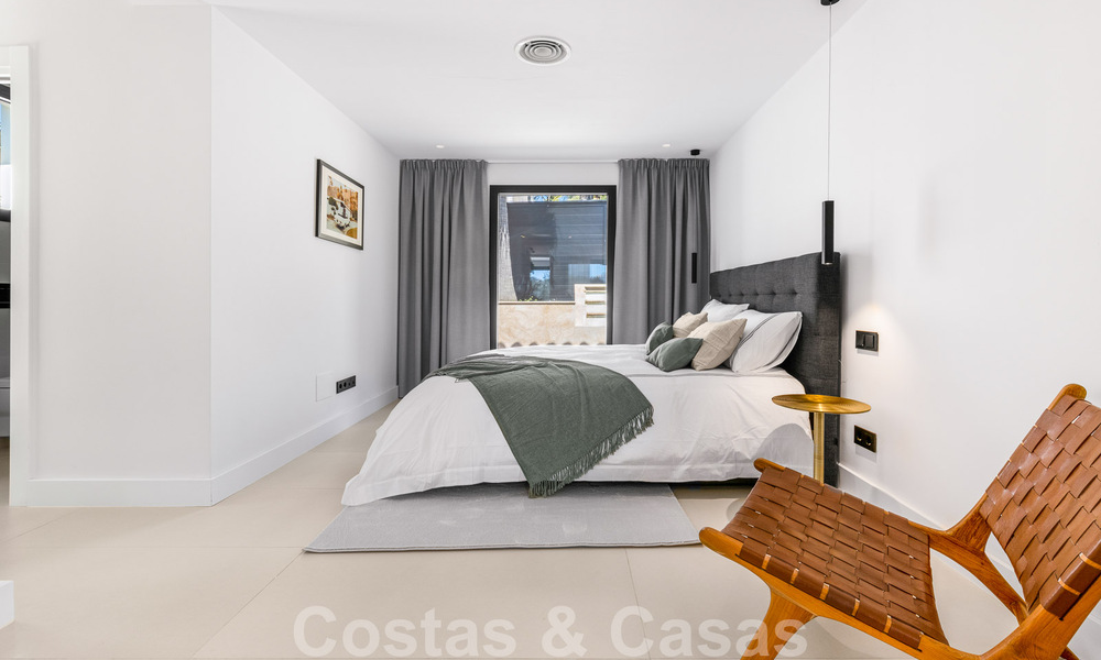 Villa de luxe à vendre, prête à emménager, adjacente au terrain de golf Las Brisas, dans une communauté fermée de la vallée du golf de Nueva Andalucia, Marbella 51430