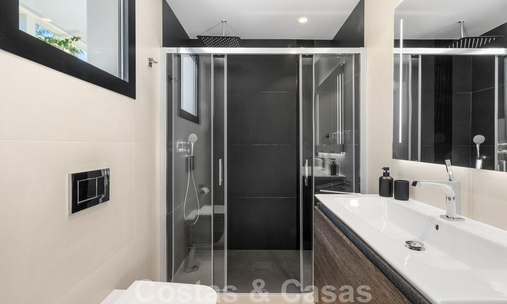 Villa de luxe à vendre, prête à emménager, adjacente au terrain de golf Las Brisas, dans une communauté fermée de la vallée du golf de Nueva Andalucia, Marbella 51433