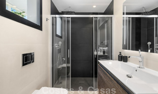 Villa de luxe à vendre, prête à emménager, adjacente au terrain de golf Las Brisas, dans une communauté fermée de la vallée du golf de Nueva Andalucia, Marbella 51433 