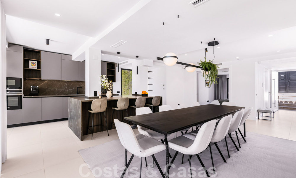 Villa de luxe à vendre, prête à emménager, adjacente au terrain de golf Las Brisas, dans une communauté fermée de la vallée du golf de Nueva Andalucia, Marbella 51445