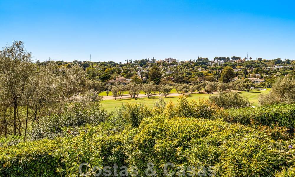 Villa de luxe à vendre, prête à emménager, adjacente au terrain de golf Las Brisas, dans une communauté fermée de la vallée du golf de Nueva Andalucia, Marbella 51450