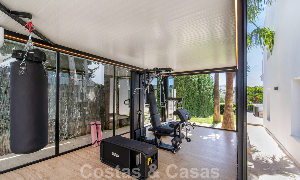 Villa de luxe à vendre, prête à emménager, adjacente au terrain de golf Las Brisas, dans une communauté fermée de la vallée du golf de Nueva Andalucia, Marbella 52080