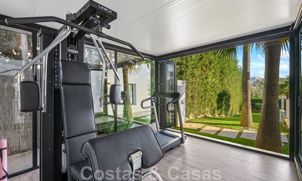 Villa de luxe à vendre, prête à emménager, adjacente au terrain de golf Las Brisas, dans une communauté fermée de la vallée du golf de Nueva Andalucia, Marbella 52086
