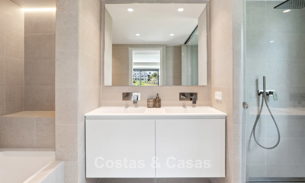 Nouvelle villa de luxe à vendre avec un style architectural contemporain située dans une communauté sécurisée de Nueva Andalucia, Marbella 782507