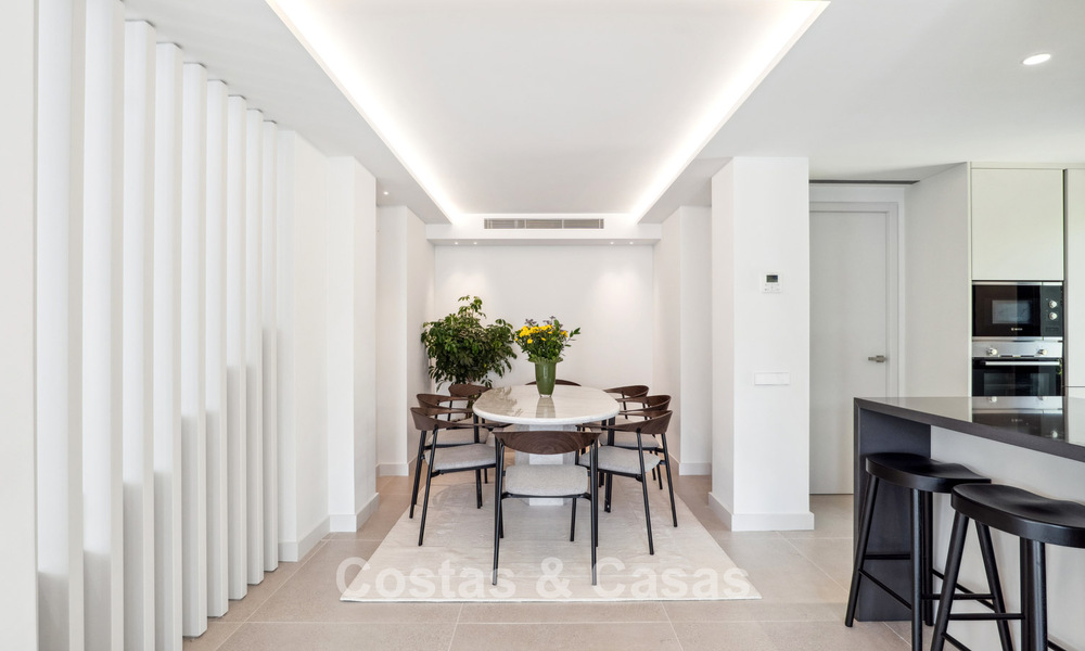 Nouvelle villa de luxe à vendre avec un style architectural contemporain située dans une communauté sécurisée de Nueva Andalucia, Marbella 782510