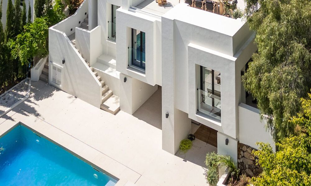 Nouvelle villa de luxe à vendre avec un style architectural contemporain située dans une communauté sécurisée de Nueva Andalucia, Marbella 782527