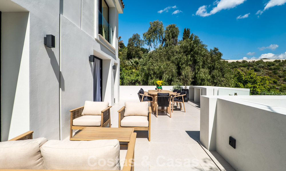 Nouvelle villa de luxe à vendre avec un style architectural contemporain située dans une communauté sécurisée de Nueva Andalucia, Marbella 782529