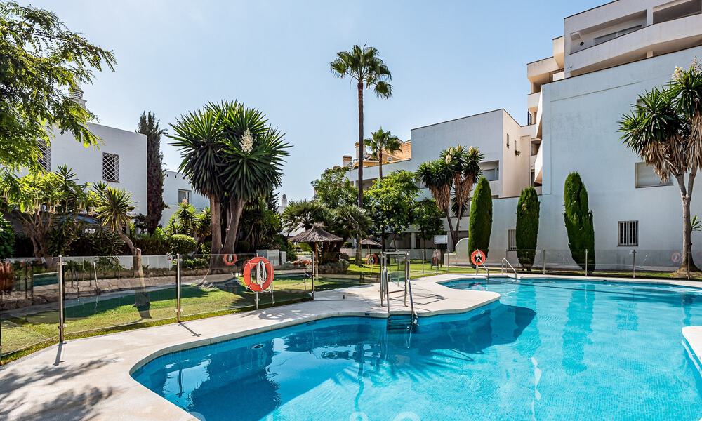 Appartement entièrement rénové à vendre, avec grande terrasse, à distance de marche des commodités et même de Puerto Banus, Marbella 51472