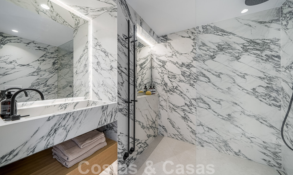 Appartement entièrement rénové à vendre, avec grande terrasse, à distance de marche des commodités et même de Puerto Banus, Marbella 51479