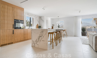 Appartement entièrement rénové à vendre, avec grande terrasse, à distance de marche des commodités et même de Puerto Banus, Marbella 51481 