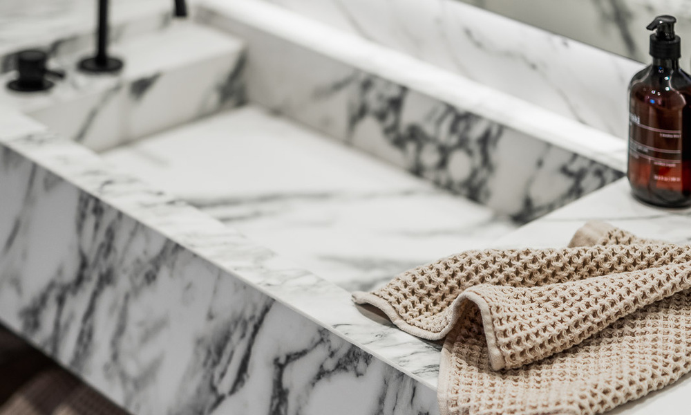 Appartement entièrement rénové à vendre, avec grande terrasse, à distance de marche des commodités et même de Puerto Banus, Marbella 51488