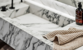 Appartement entièrement rénové à vendre, avec grande terrasse, à distance de marche des commodités et même de Puerto Banus, Marbella 51488 