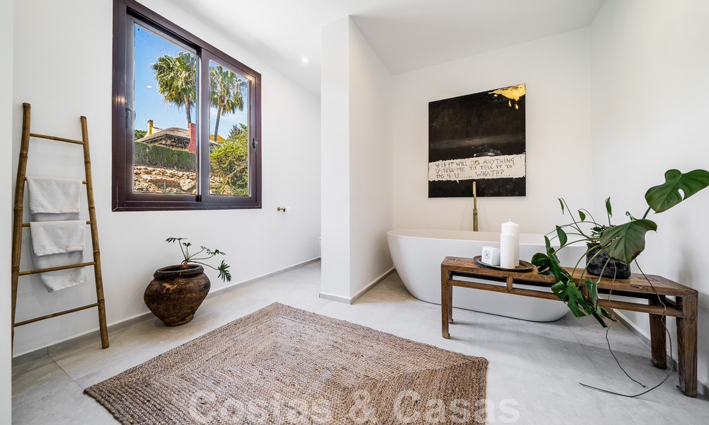 Luxueuse villa andalouse avec vue partielle sur la mer à vendre, à l'est du centre de Marbella 52412