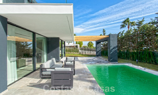 Villa de luxe à vendre, prête à être emménagée, avec vue esur la mer, dans un resort de golf près du centre d'Estepona 52454 