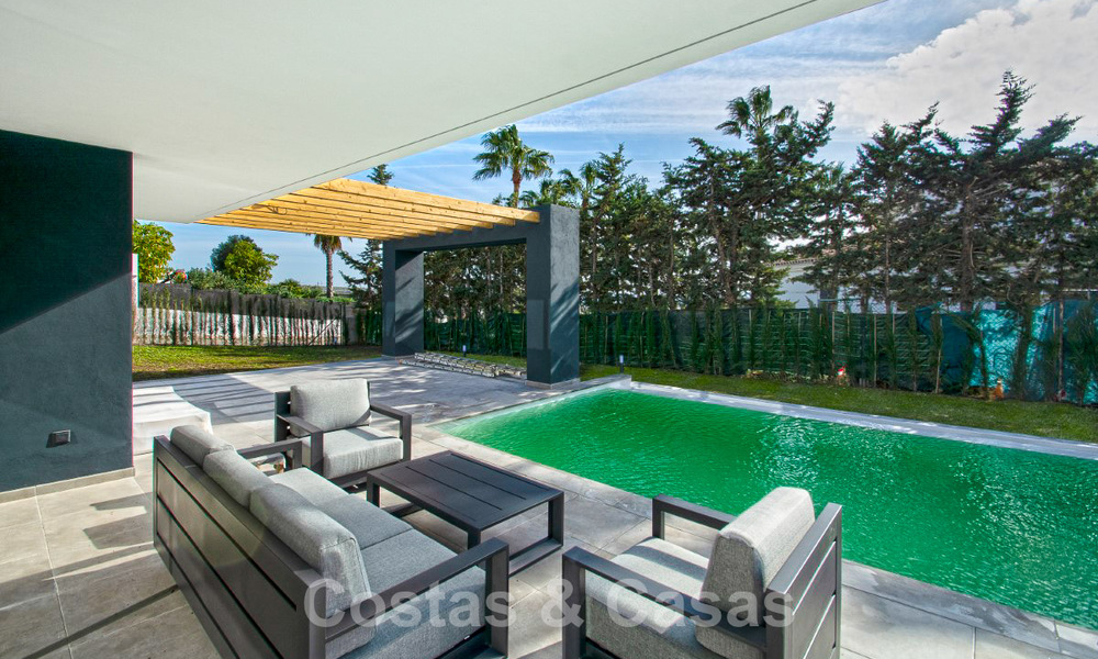 Villa de luxe à vendre, prête à être emménagée, avec vue esur la mer, dans un resort de golf près du centre d'Estepona 52455