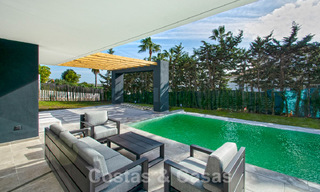 Villa de luxe à vendre, prête à être emménagée, avec vue esur la mer, dans un resort de golf près du centre d'Estepona 52455 