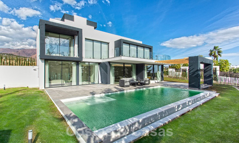 Villa de luxe à vendre, prête à être emménagée, avec vue esur la mer, dans un resort de golf près du centre d'Estepona 52456