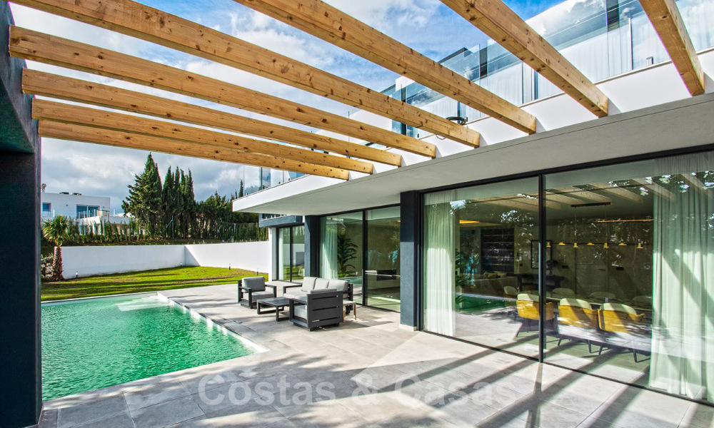 Villa de luxe à vendre, prête à être emménagée, avec vue esur la mer, dans un resort de golf près du centre d'Estepona 52457