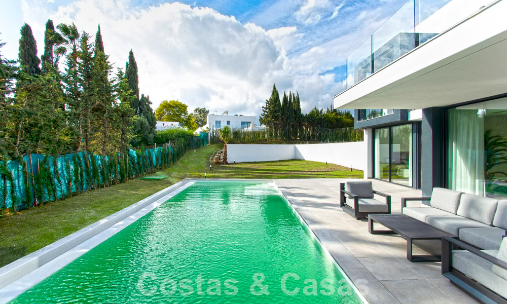 Villa de luxe à vendre, prête à être emménagée, avec vue esur la mer, dans un resort de golf près du centre d'Estepona 52458