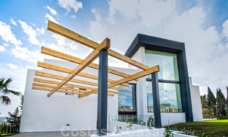 Villa de luxe à vendre, prête à être emménagée, avec vue esur la mer, dans un resort de golf près du centre d'Estepona 52459 