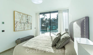 Villa de luxe à vendre, prête à être emménagée, avec vue esur la mer, dans un resort de golf près du centre d'Estepona 52470 