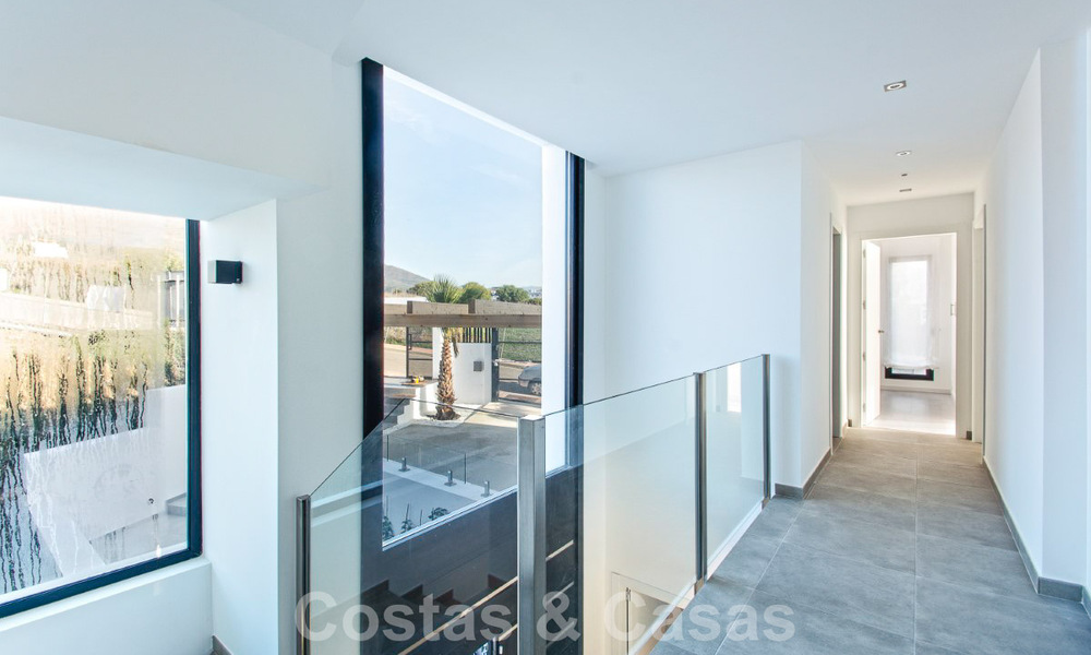 Villa de luxe à vendre, prête à être emménagée, avec vue esur la mer, dans un resort de golf près du centre d'Estepona 52471