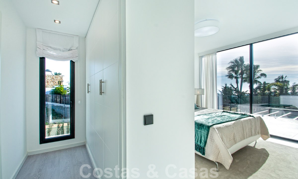 Villa de luxe à vendre, prête à être emménagée, avec vue esur la mer, dans un resort de golf près du centre d'Estepona 52472