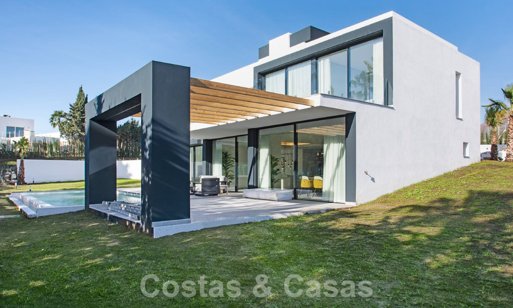 Villa de luxe à vendre, prête à être emménagée, avec vue esur la mer, dans un resort de golf près du centre d'Estepona 52474