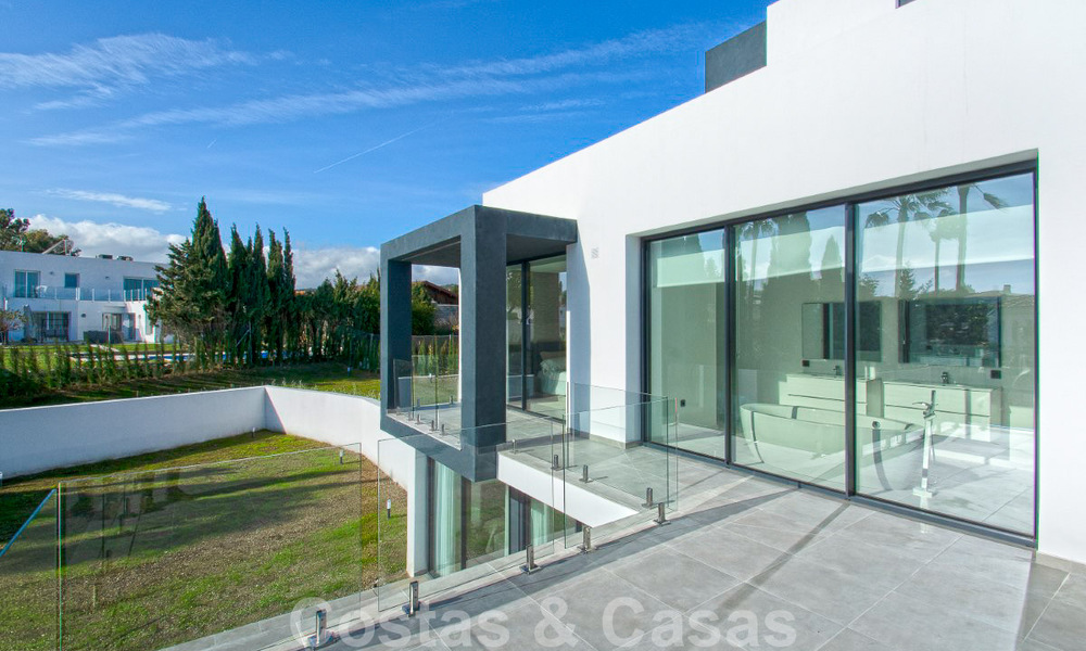 Villa de luxe à vendre, prête à être emménagée, avec vue esur la mer, dans un resort de golf près du centre d'Estepona 52482