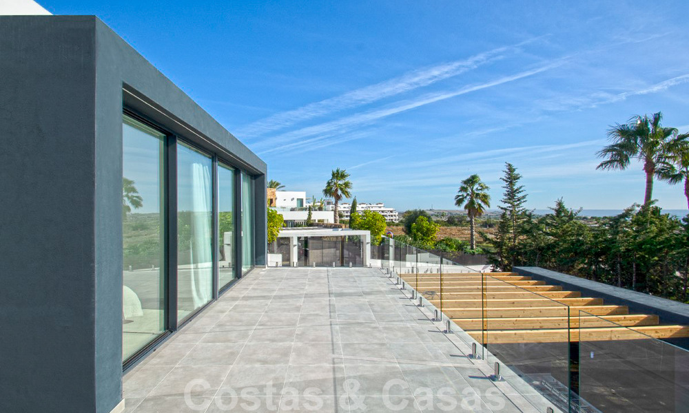 Villa de luxe à vendre, prête à être emménagée, avec vue esur la mer, dans un resort de golf près du centre d'Estepona 52484