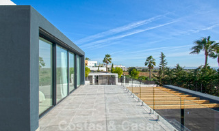 Villa de luxe à vendre, prête à être emménagée, avec vue esur la mer, dans un resort de golf près du centre d'Estepona 52484 