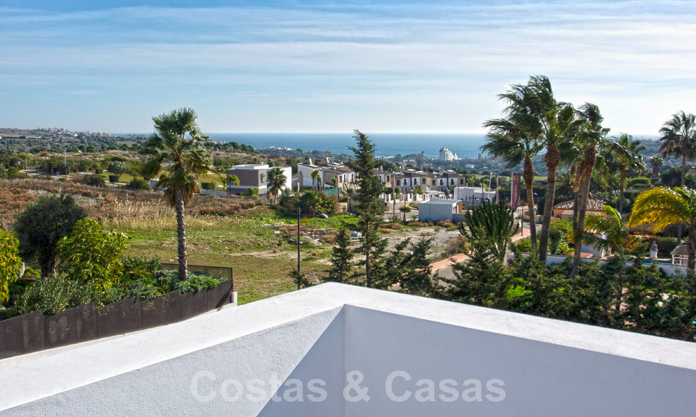 Villa de luxe à vendre, prête à être emménagée, avec vue esur la mer, dans un resort de golf près du centre d'Estepona 52485