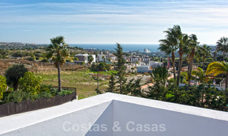 Villa de luxe à vendre, prête à être emménagée, avec vue esur la mer, dans un resort de golf près du centre d'Estepona 52485 