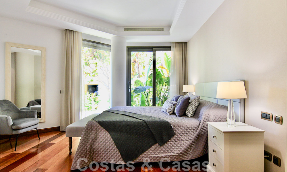 Appartement duplex spacieux et rénové à vendre dans un complexe exclusif en front de mer à Puerto Banus, Marbella 51555