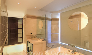 Appartement duplex spacieux et rénové à vendre dans un complexe exclusif en front de mer à Puerto Banus, Marbella 51556 