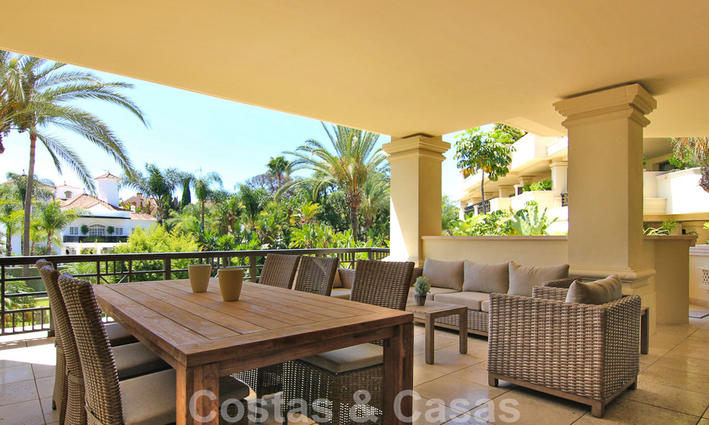 Appartement duplex spacieux et rénové à vendre dans un complexe exclusif en front de mer à Puerto Banus, Marbella 51557