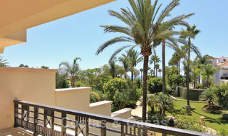 Appartement duplex spacieux et rénové à vendre dans un complexe exclusif en front de mer à Puerto Banus, Marbella 51558 