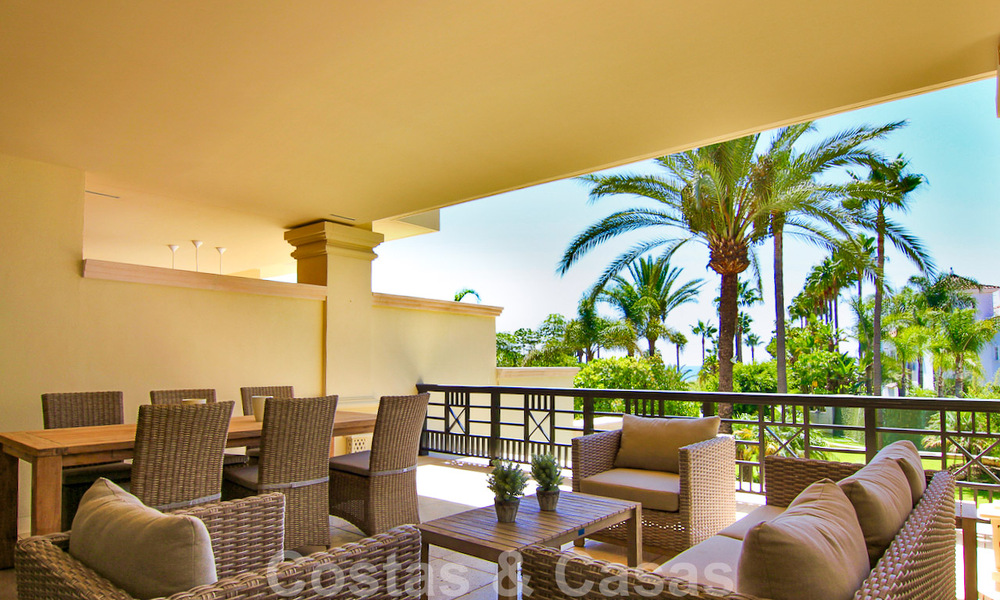Appartement duplex spacieux et rénové à vendre dans un complexe exclusif en front de mer à Puerto Banus, Marbella 51559