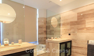 Appartement duplex spacieux et rénové à vendre dans un complexe exclusif en front de mer à Puerto Banus, Marbella 51561 