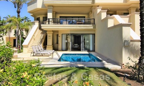 Appartement duplex spacieux et rénové à vendre dans un complexe exclusif en front de mer à Puerto Banus, Marbella 51562