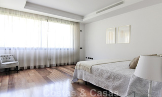 Appartement duplex spacieux et rénové à vendre dans un complexe exclusif en front de mer à Puerto Banus, Marbella 51563 