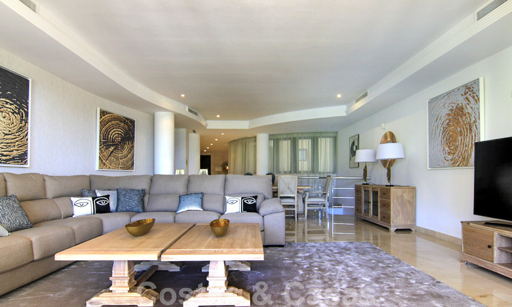Appartement duplex spacieux et rénové à vendre dans un complexe exclusif en front de mer à Puerto Banus, Marbella 51564