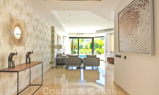Appartement duplex spacieux et rénové à vendre dans un complexe exclusif en front de mer à Puerto Banus, Marbella 51566 